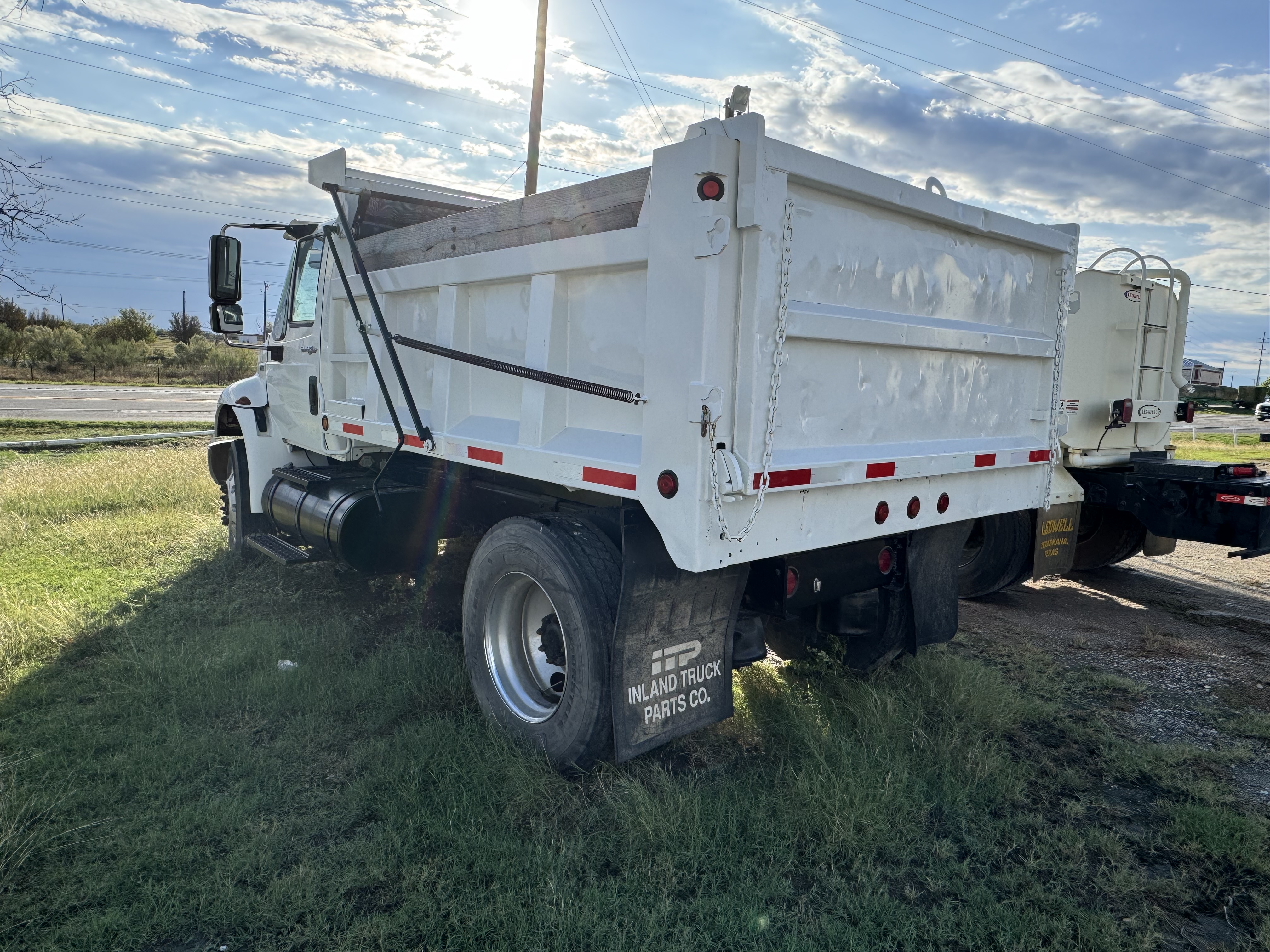 2010 International Dump Truck photo 2