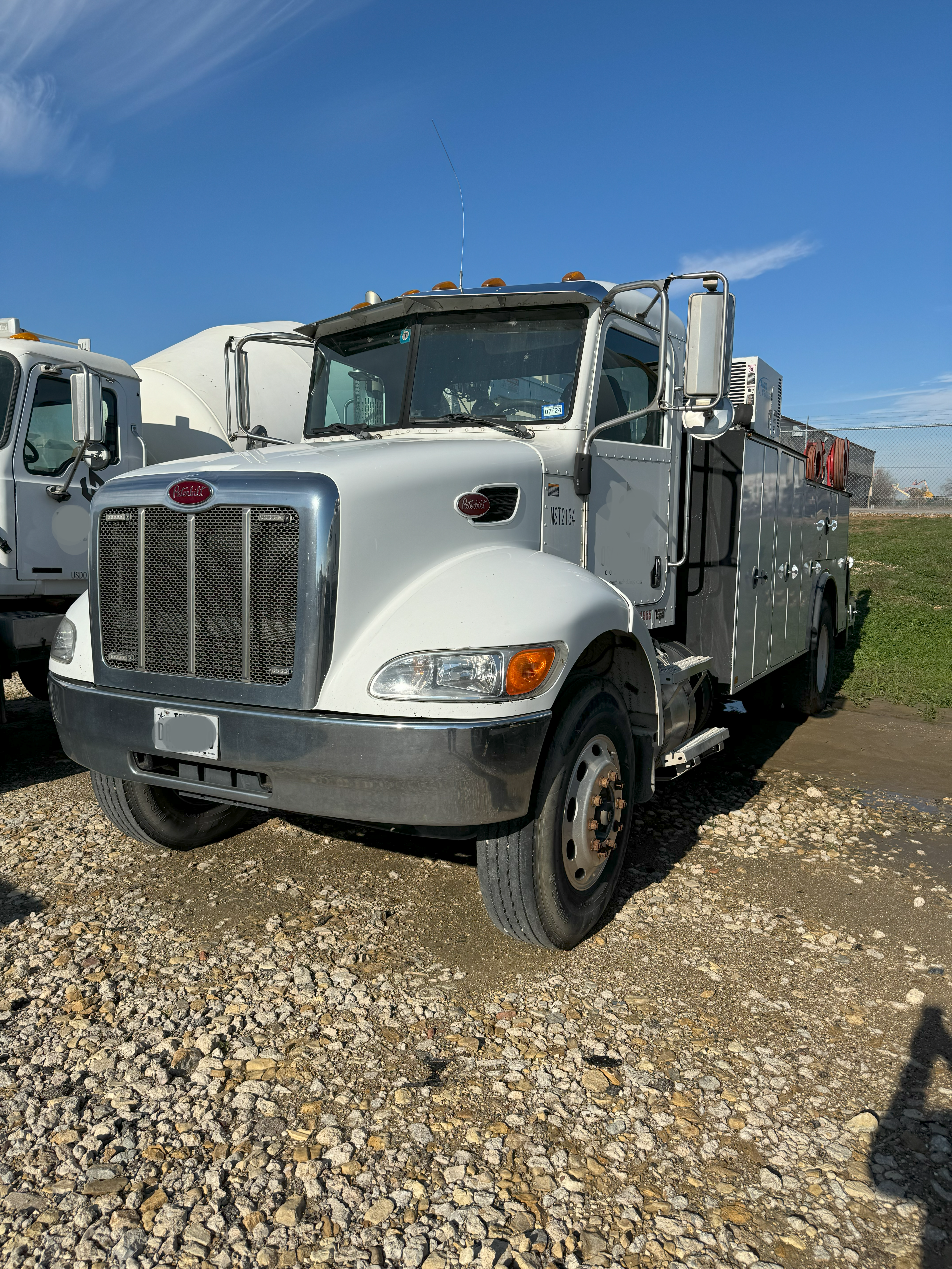2013 Peterbilt Mechanics Truck w crane photo 2