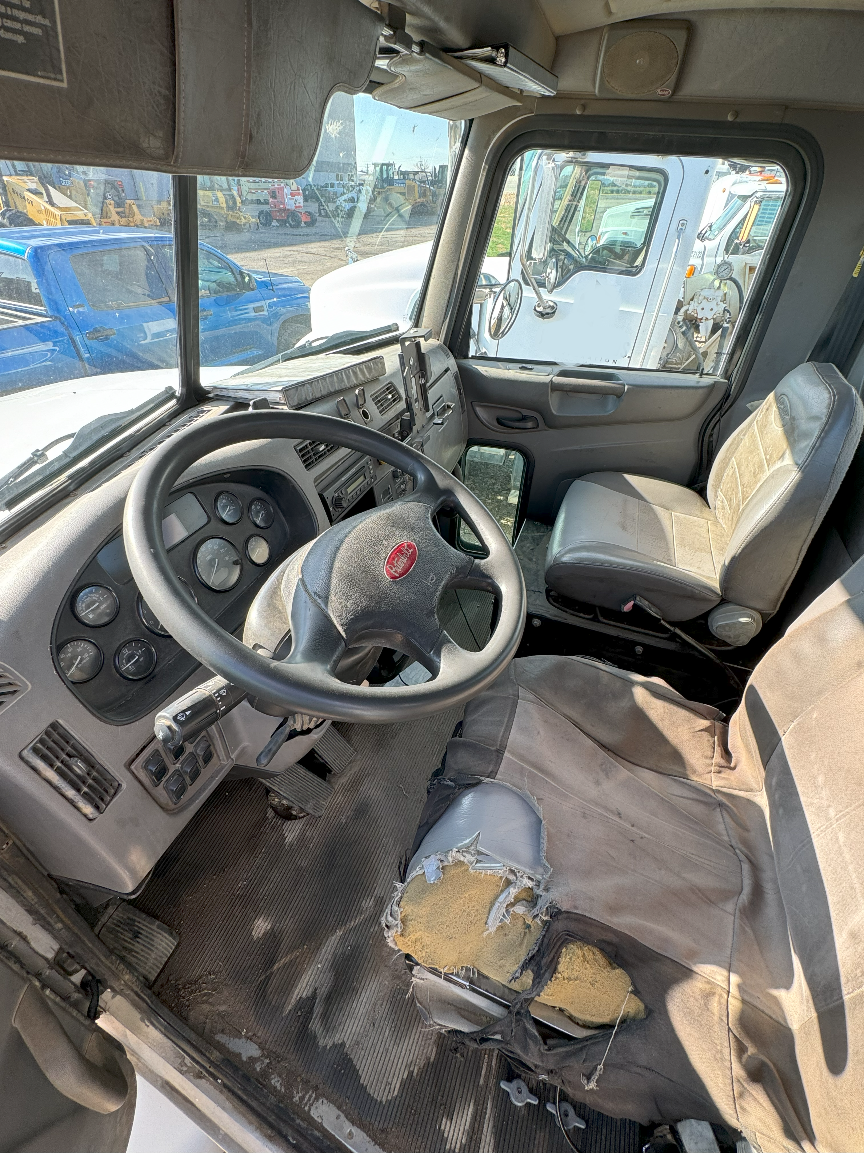 2013 Peterbilt Mechanics Truck w crane photo 3