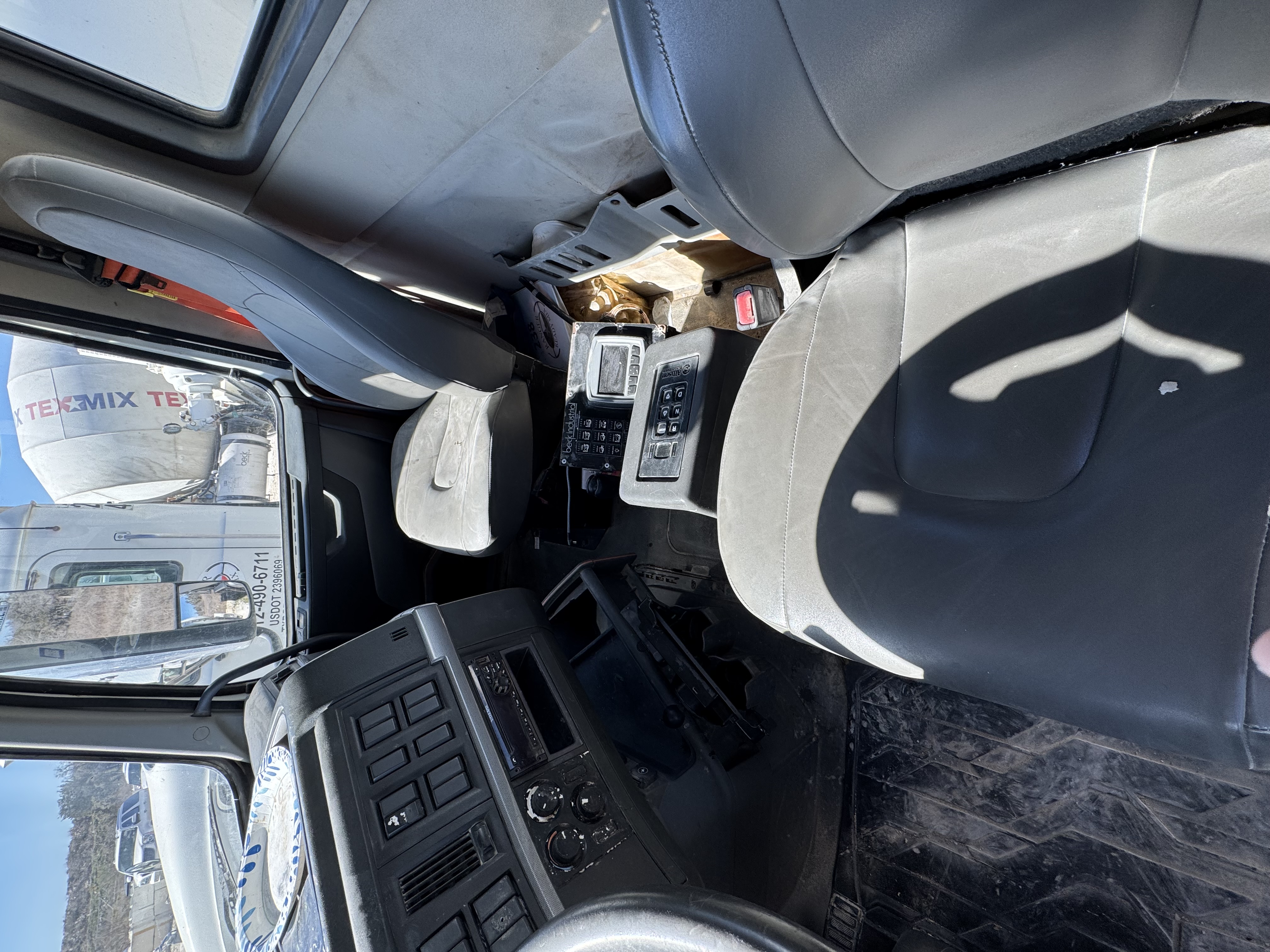 Unit 238 - 2019 Volvo - Hours 9,134 - Miles 113,298 photo 2