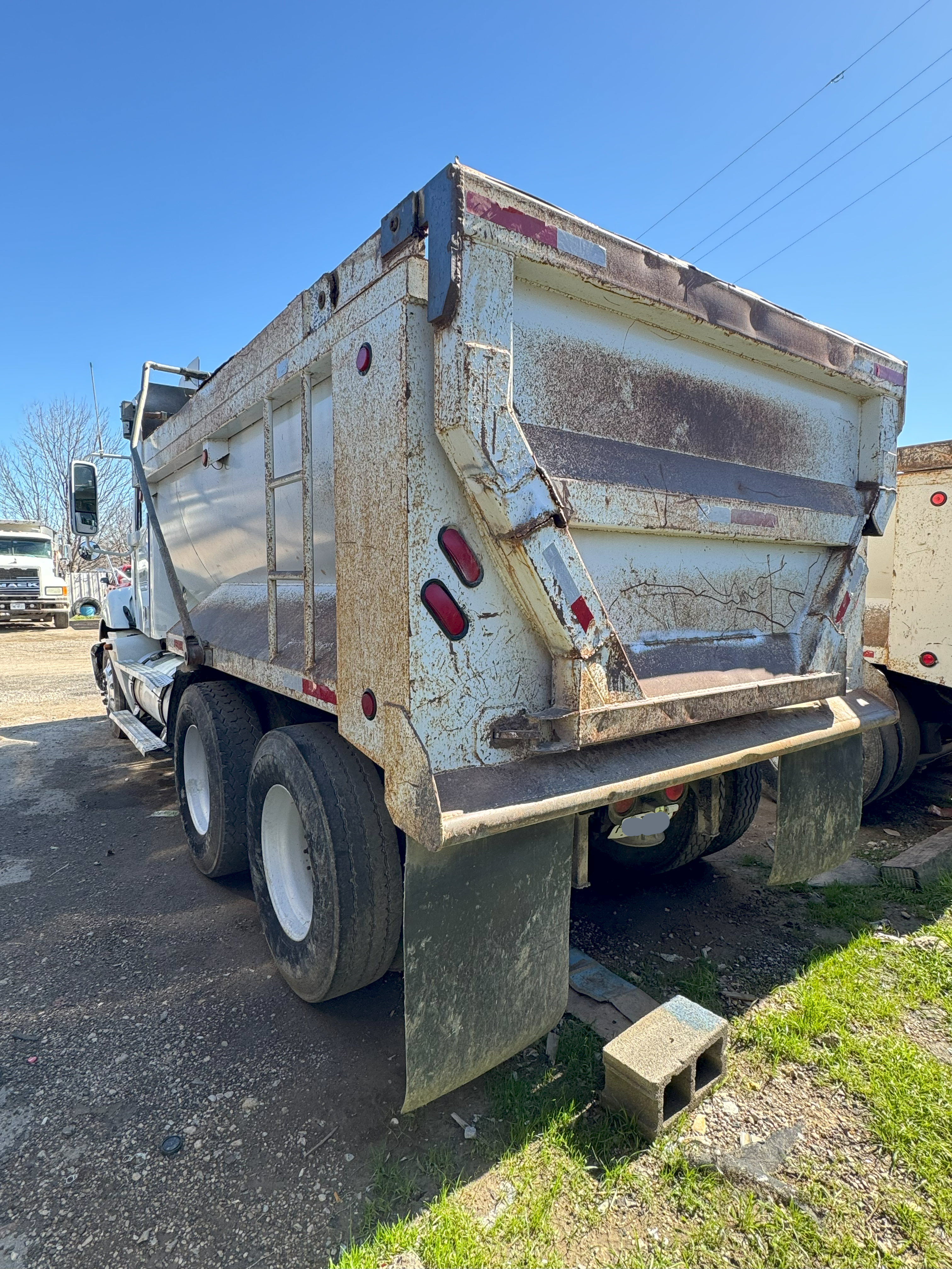 2005 Freightliner photo 2