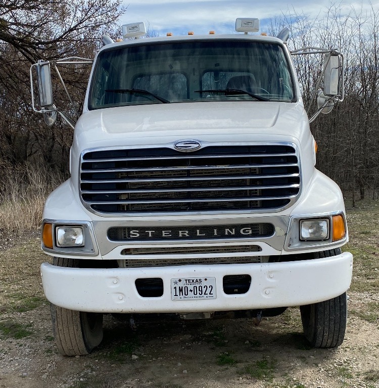 2006 Sterling Day Cab Truck with C13 Engine and Wet Kit equipment image 2