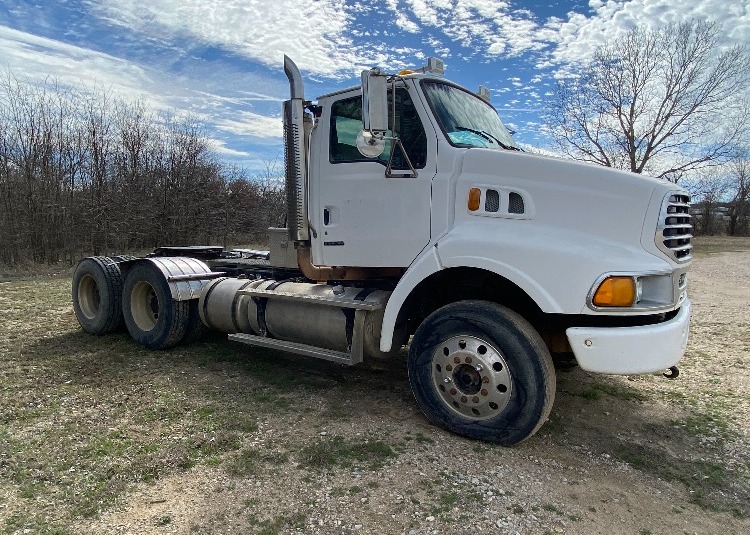 2006 Sterling Day Cab Truck with C13 Engine and Wet Kit equipment image 4