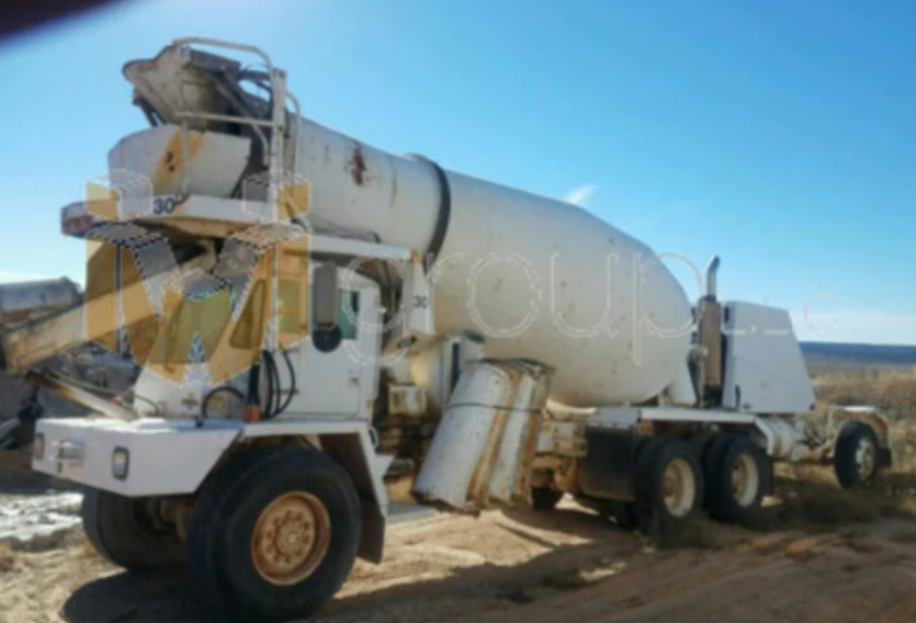 (2) 1994 & 1995 Oshkosh Automatic Front Discharge Mixer Trucks photo 6